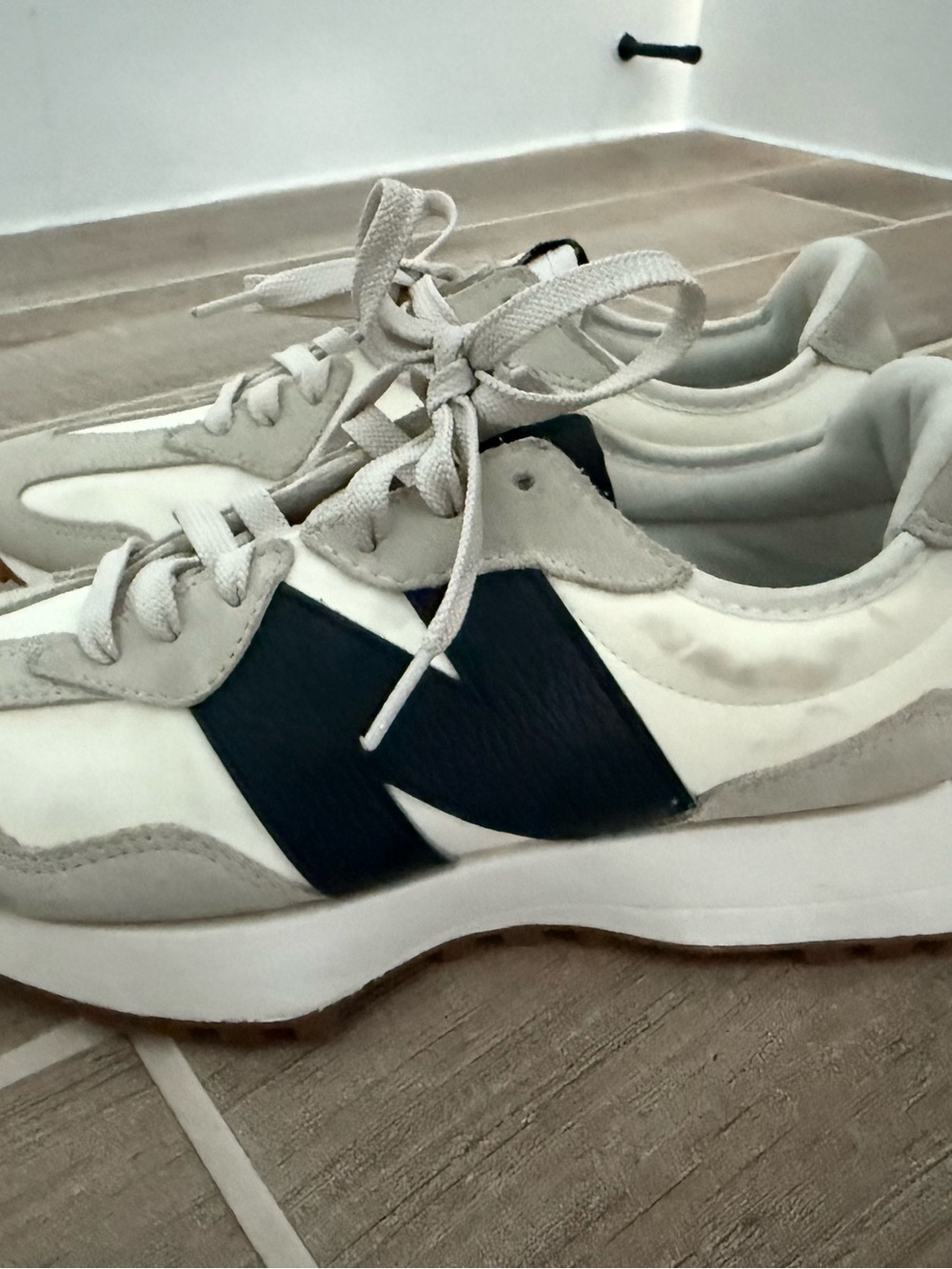White and Black New Balance 327 Women’s Sz 8.5 - Picture 5 of 5